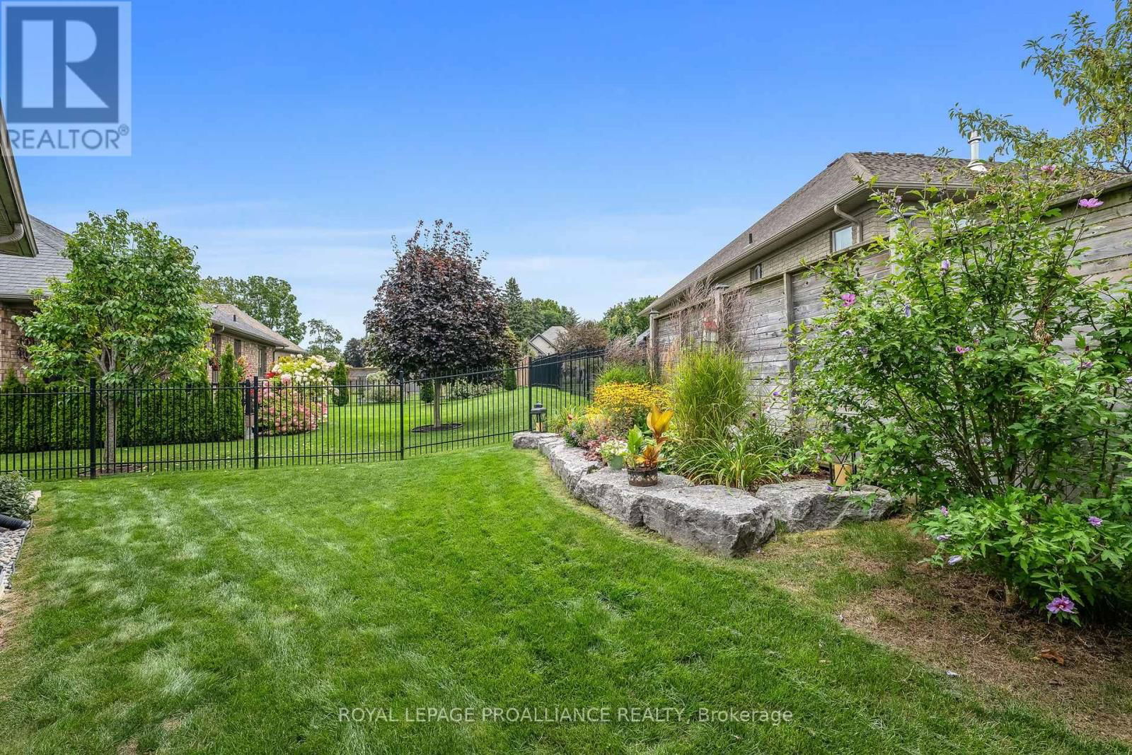 17 ROSSLYN DRIVE Image 33