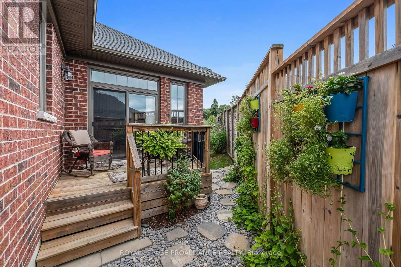 17 ROSSLYN DRIVE Image 35