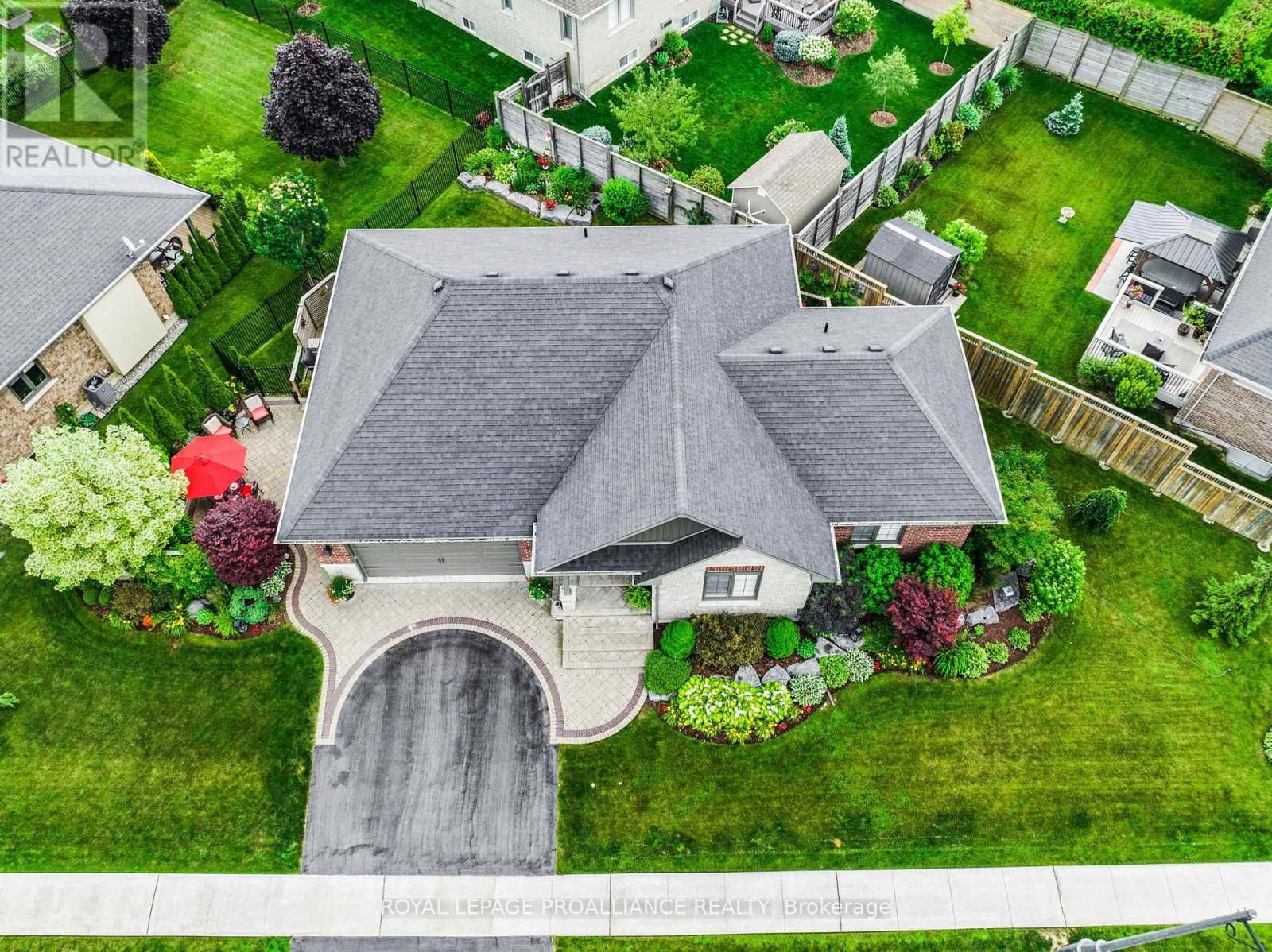 17 ROSSLYN DRIVE Image 36