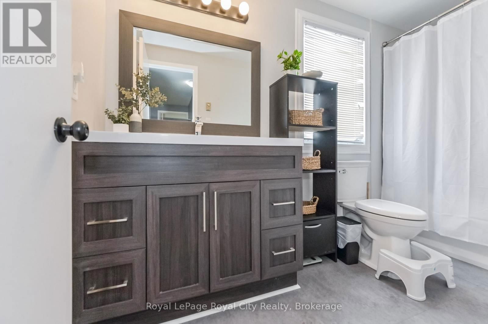 300 STORNOWAY DRIVE Image 23