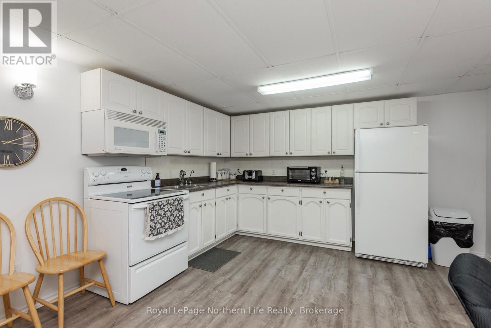 653 LAKESHORE DRIVE Image 32