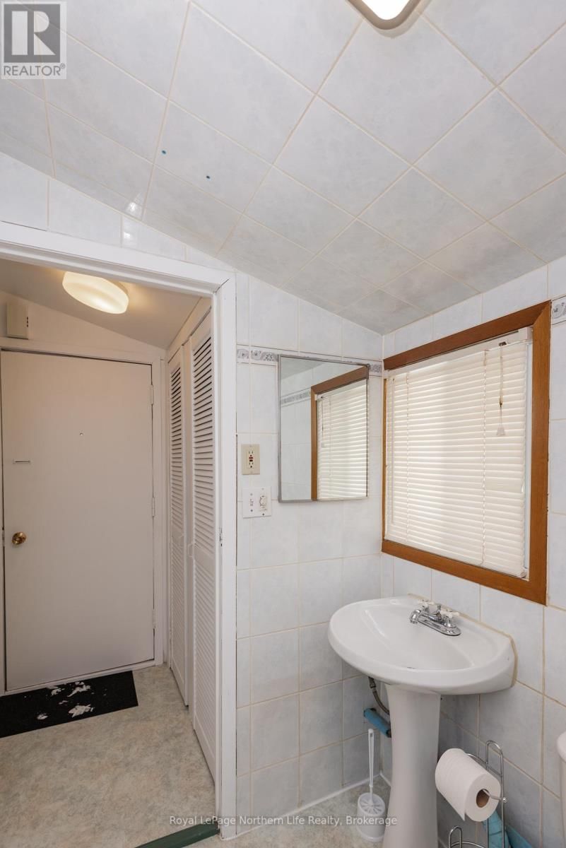 653 LAKESHORE DRIVE Image 44