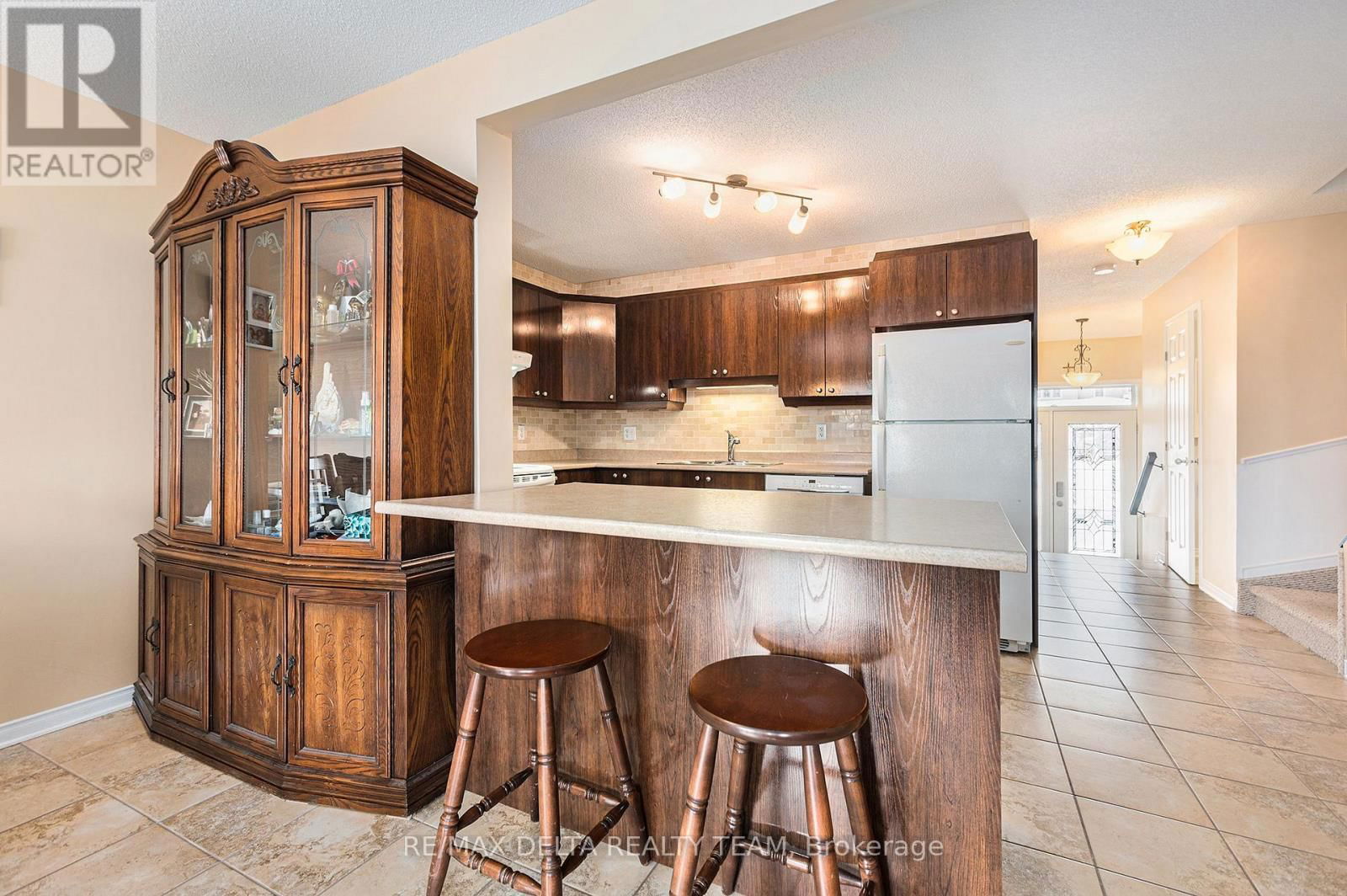 2581 RAYMOND STREET SOUTH Image 7
