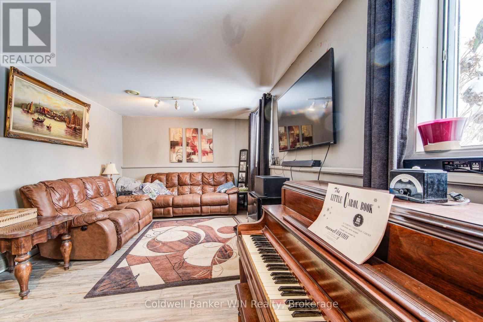 425 CLYDE STREET Image 25