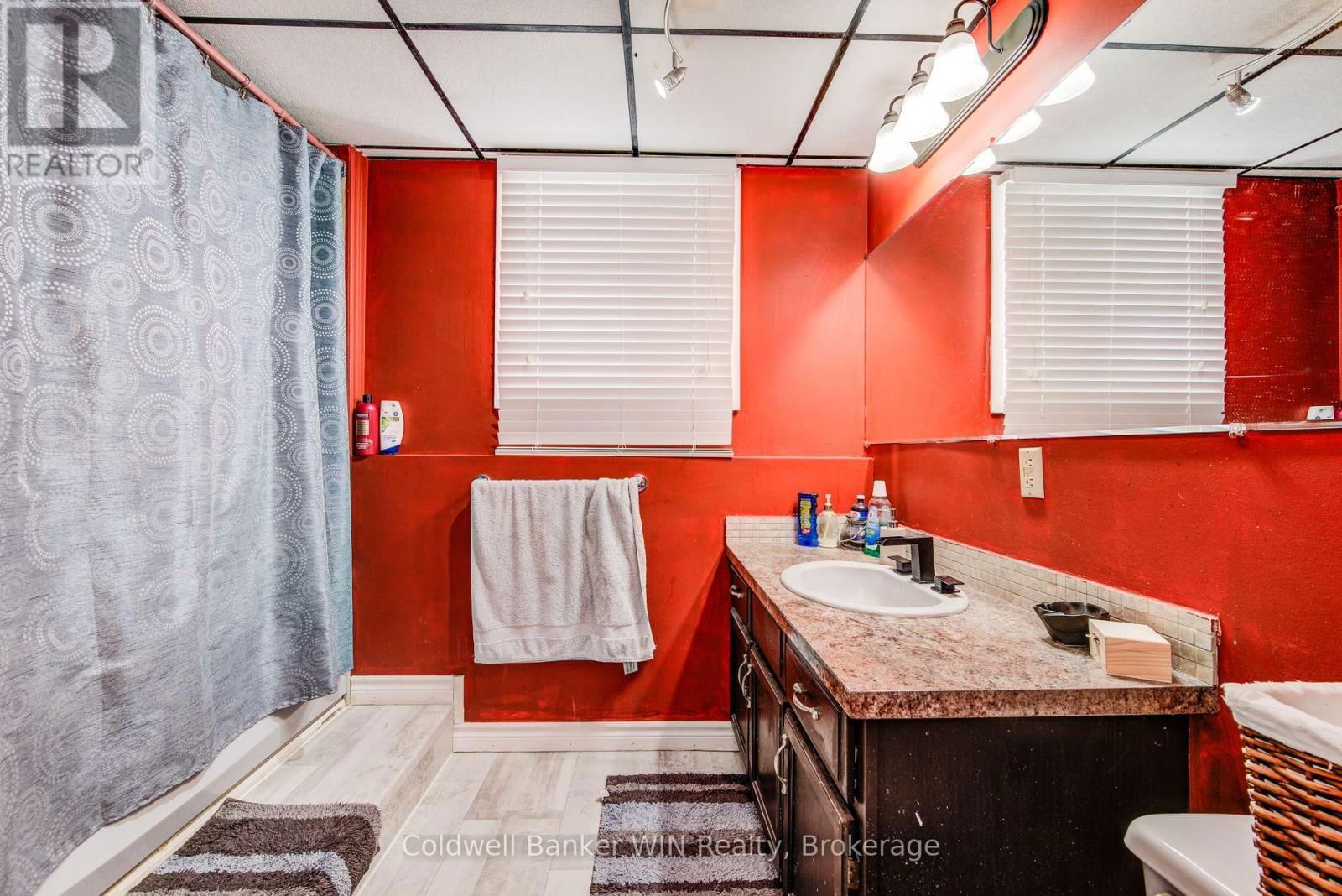 425 CLYDE STREET Image 32