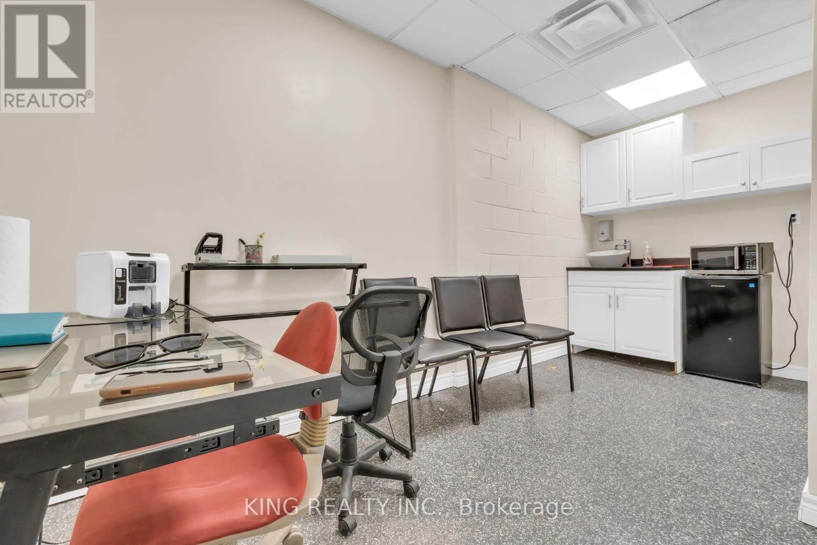 389 LYLE STREET Image 12