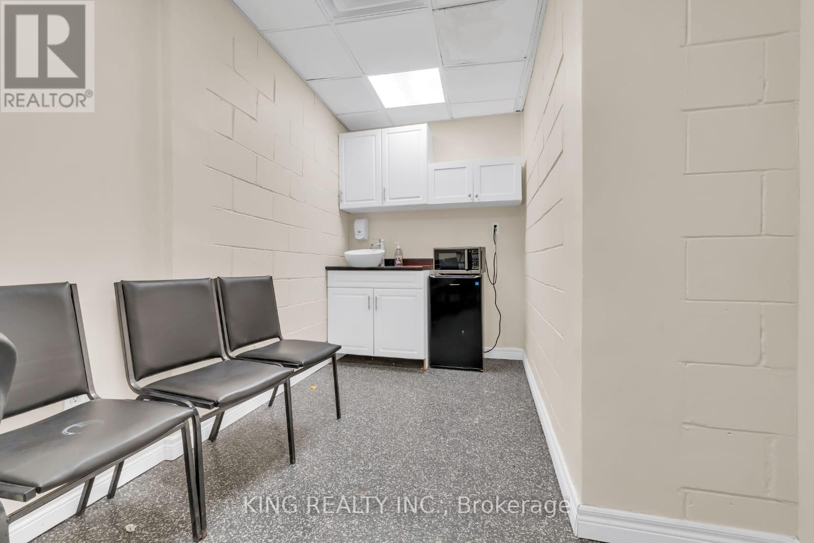 389 LYLE STREET Image 13