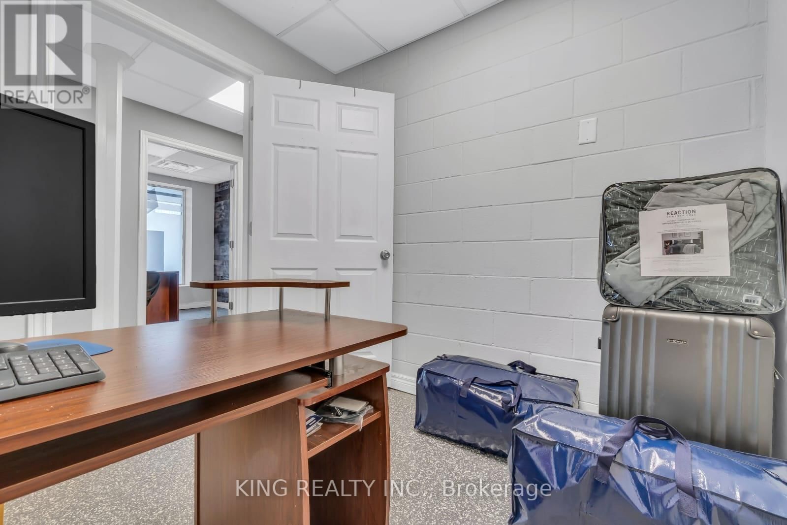 389 LYLE STREET Image 18