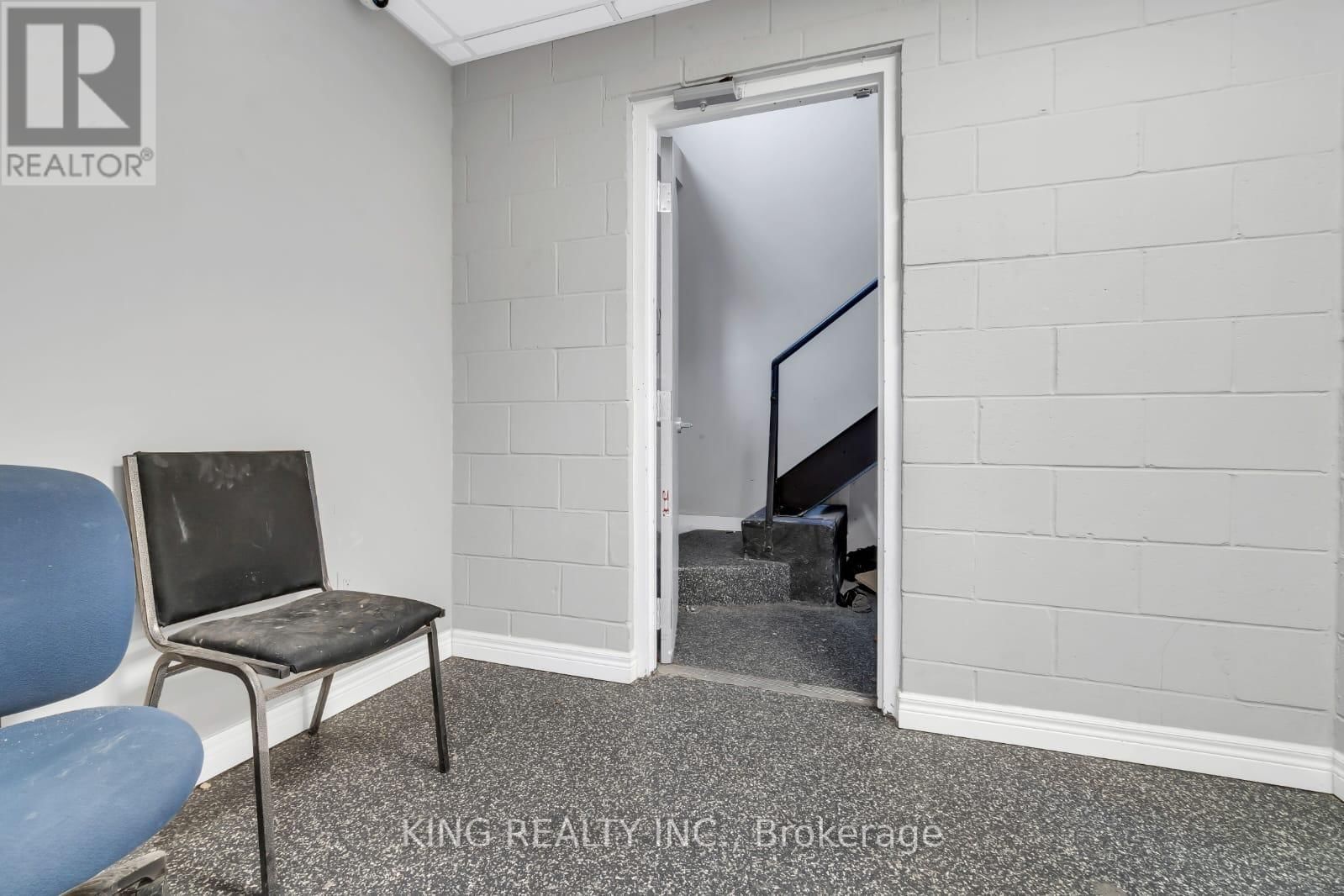 389 LYLE STREET Image 20