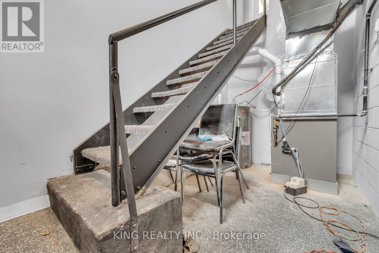 389 LYLE STREET Image 22