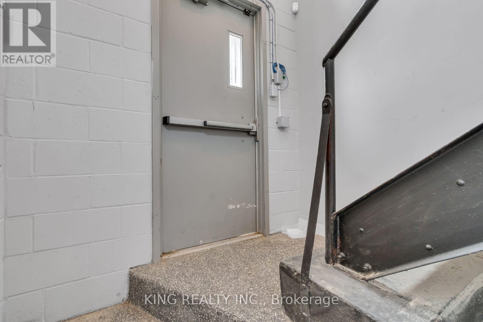 389 LYLE STREET Image 23