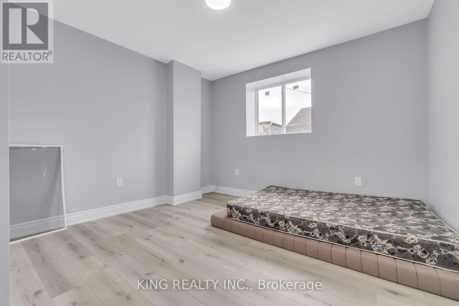 389 LYLE STREET Image 31