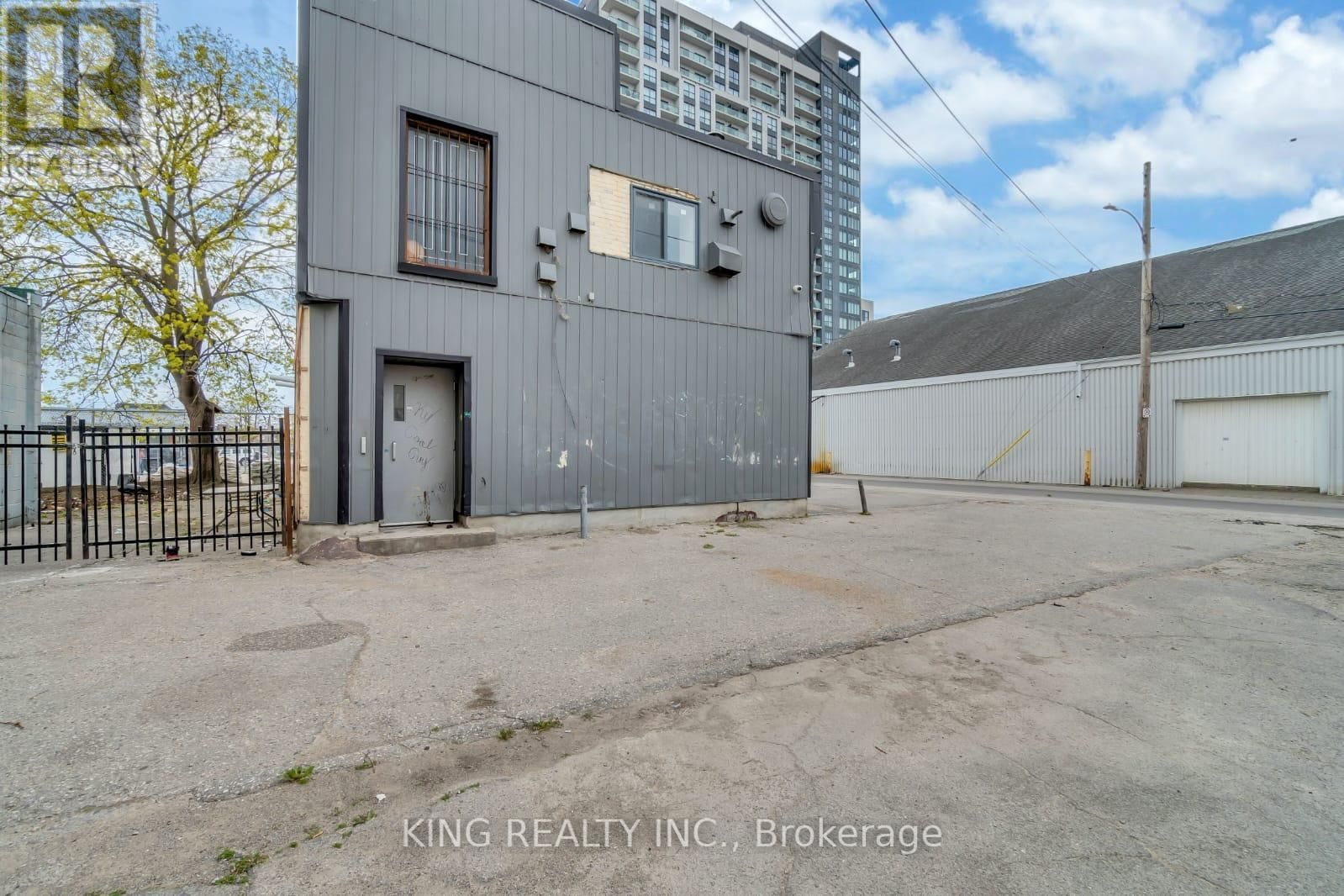 389 LYLE STREET Image 44