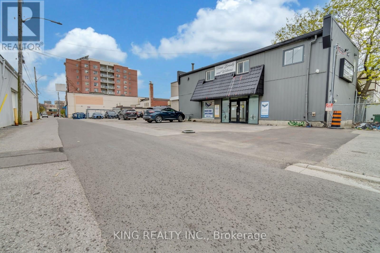 389 LYLE STREET Image 45
