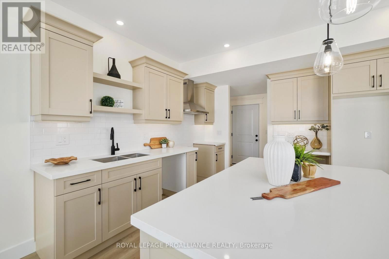 13 HOLLINGSWORTH STREET Image 23