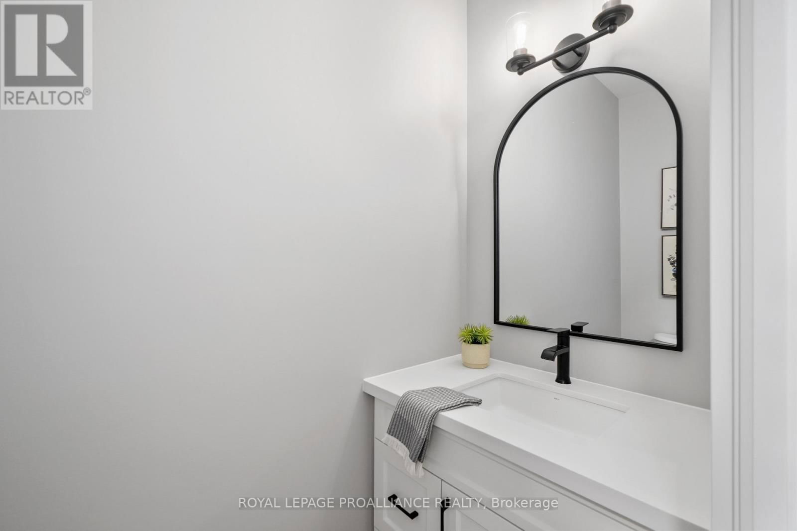 13 HOLLINGSWORTH STREET Image 9