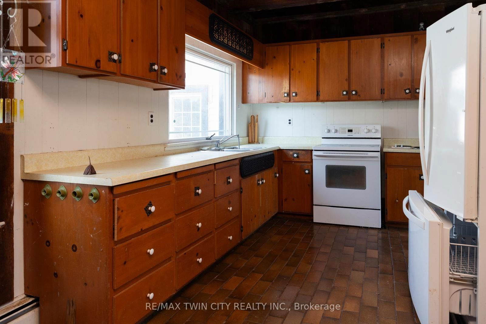 1389 LYNN VALLEY ROAD Image 27