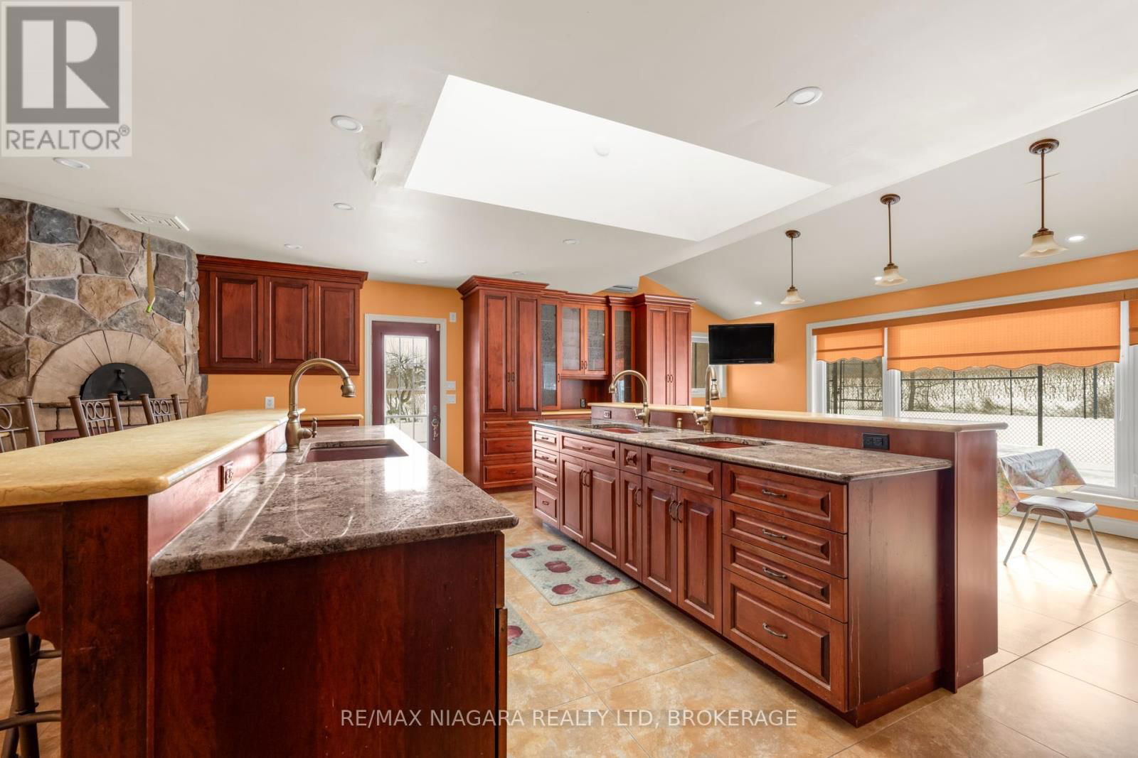 4850 HILLSIDE DRIVE Image 11