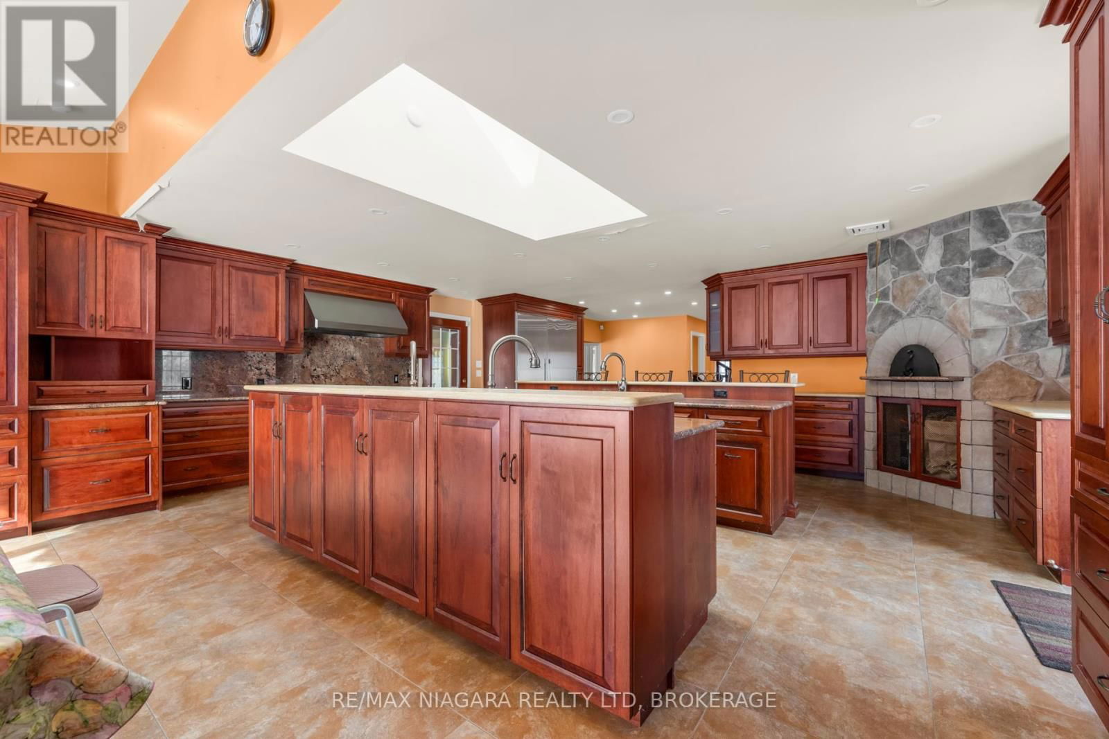 4850 HILLSIDE DRIVE Image 12