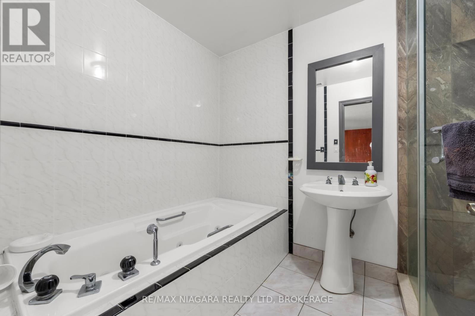 4850 HILLSIDE DRIVE Image 31