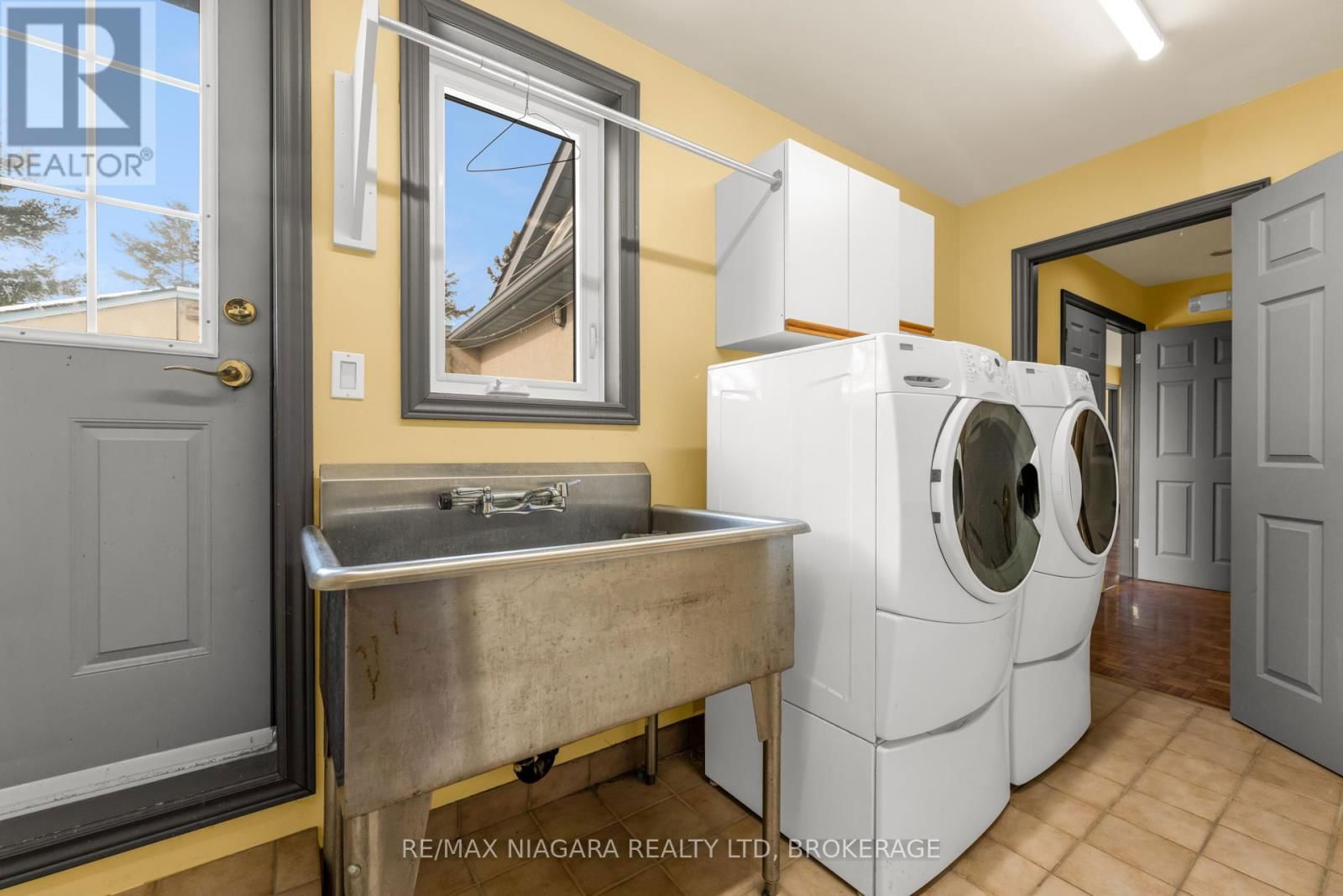 4850 HILLSIDE DRIVE Image 32
