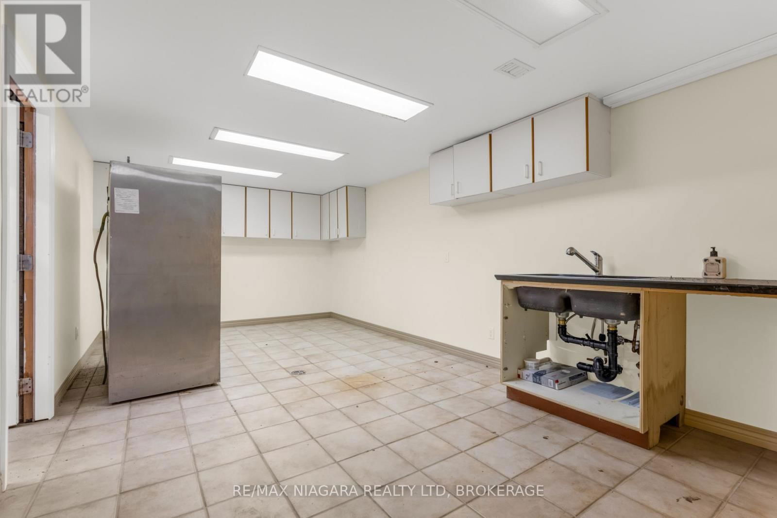 4850 HILLSIDE DRIVE Image 38