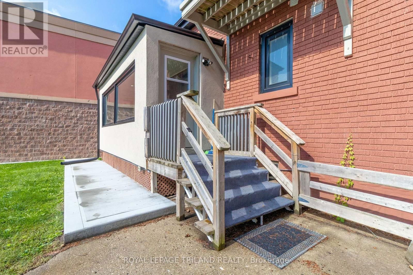 101 WOODSTOCK STREET SOUTH Image 38