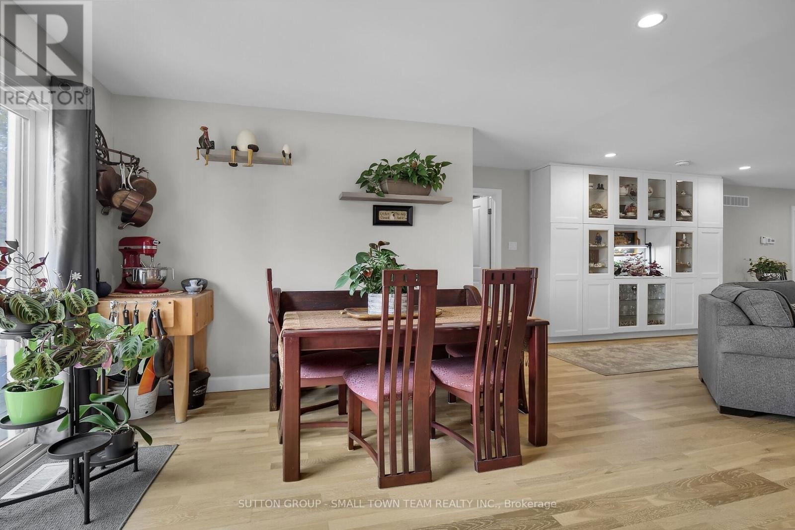 162 ROLAND STREET Image 10