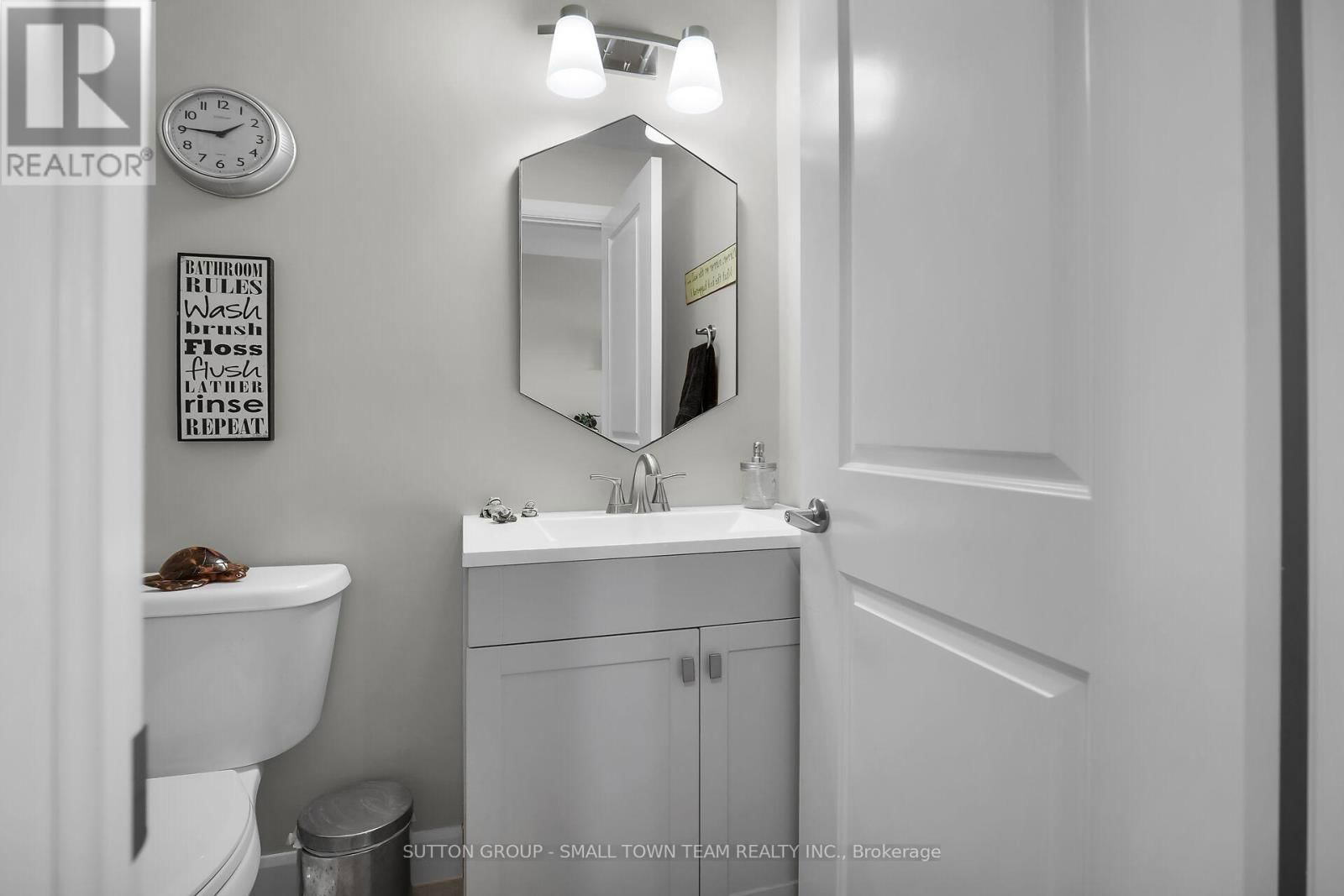 162 ROLAND STREET Image 23