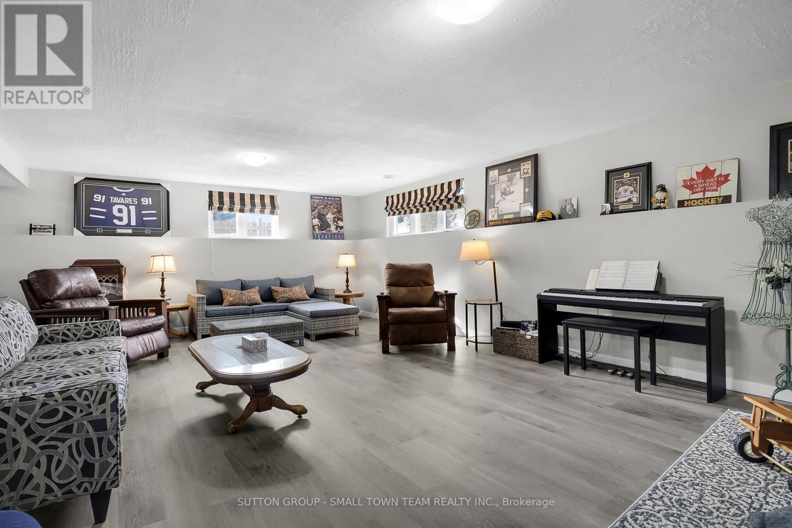 162 ROLAND STREET Image 27