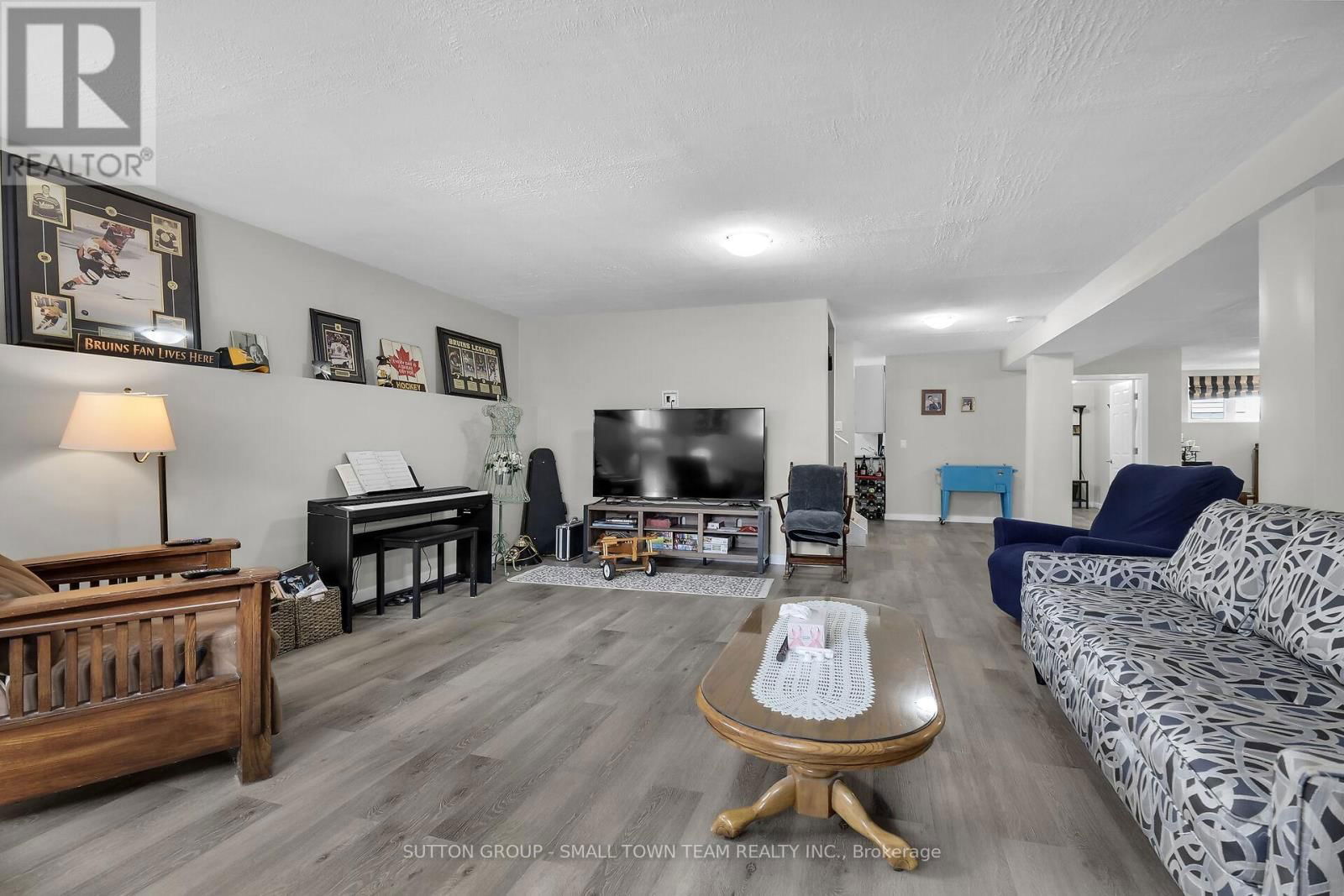 162 ROLAND STREET Image 28