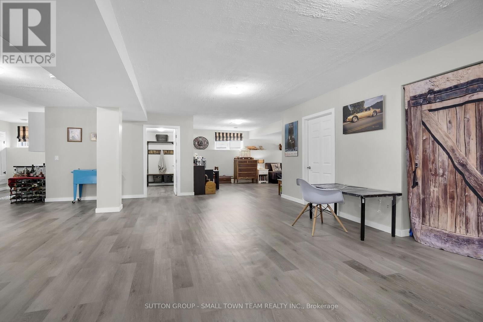 162 ROLAND STREET Image 32