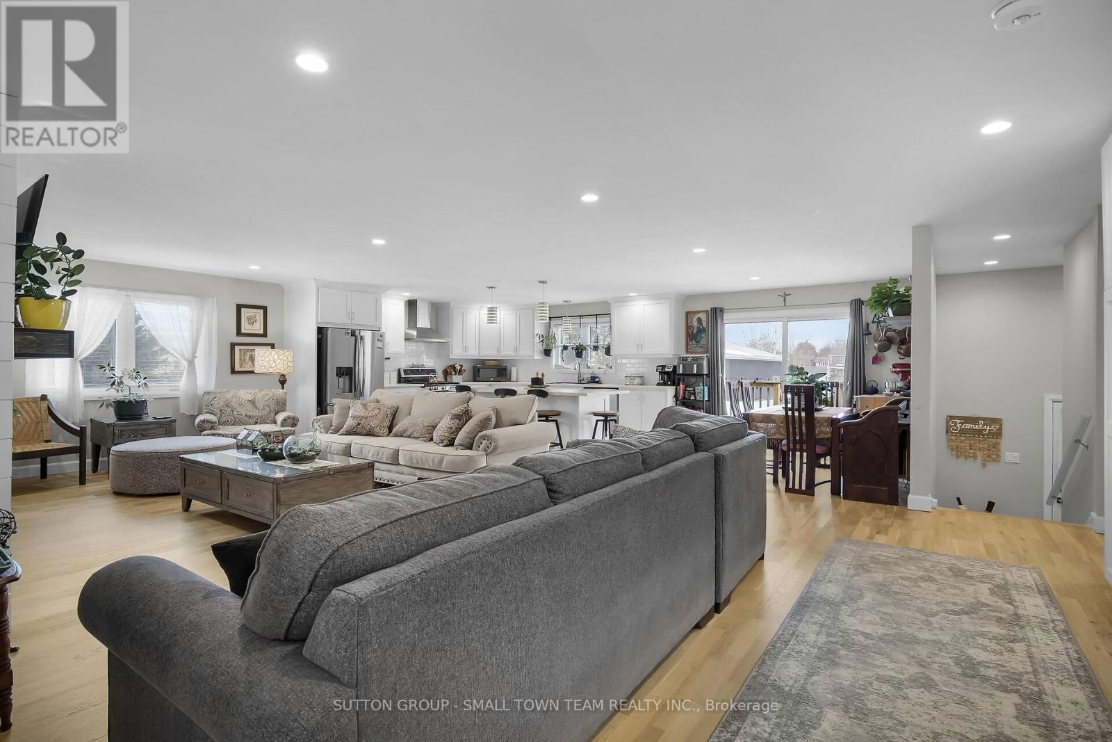 162 ROLAND STREET Image 6