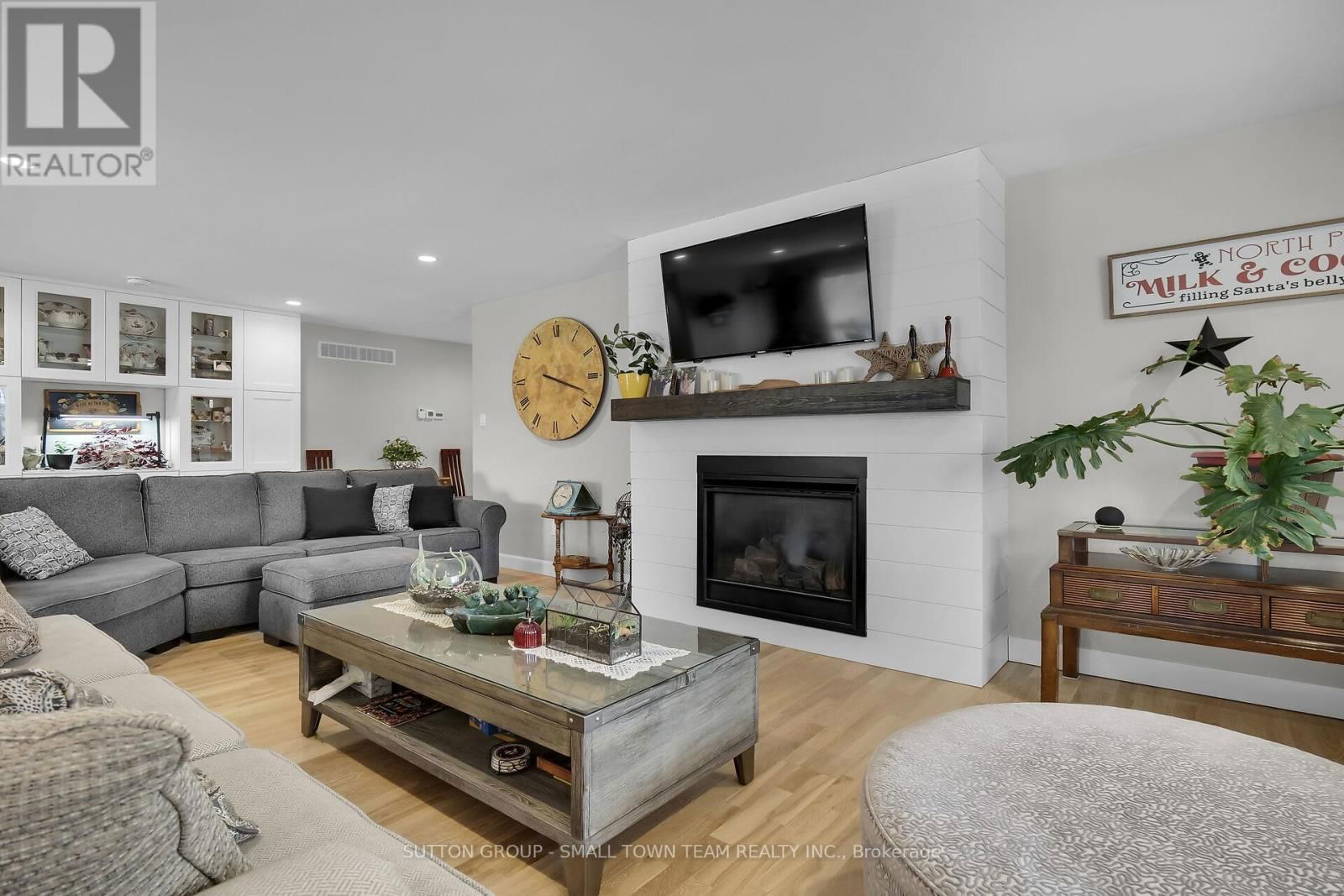 162 ROLAND STREET Image 7