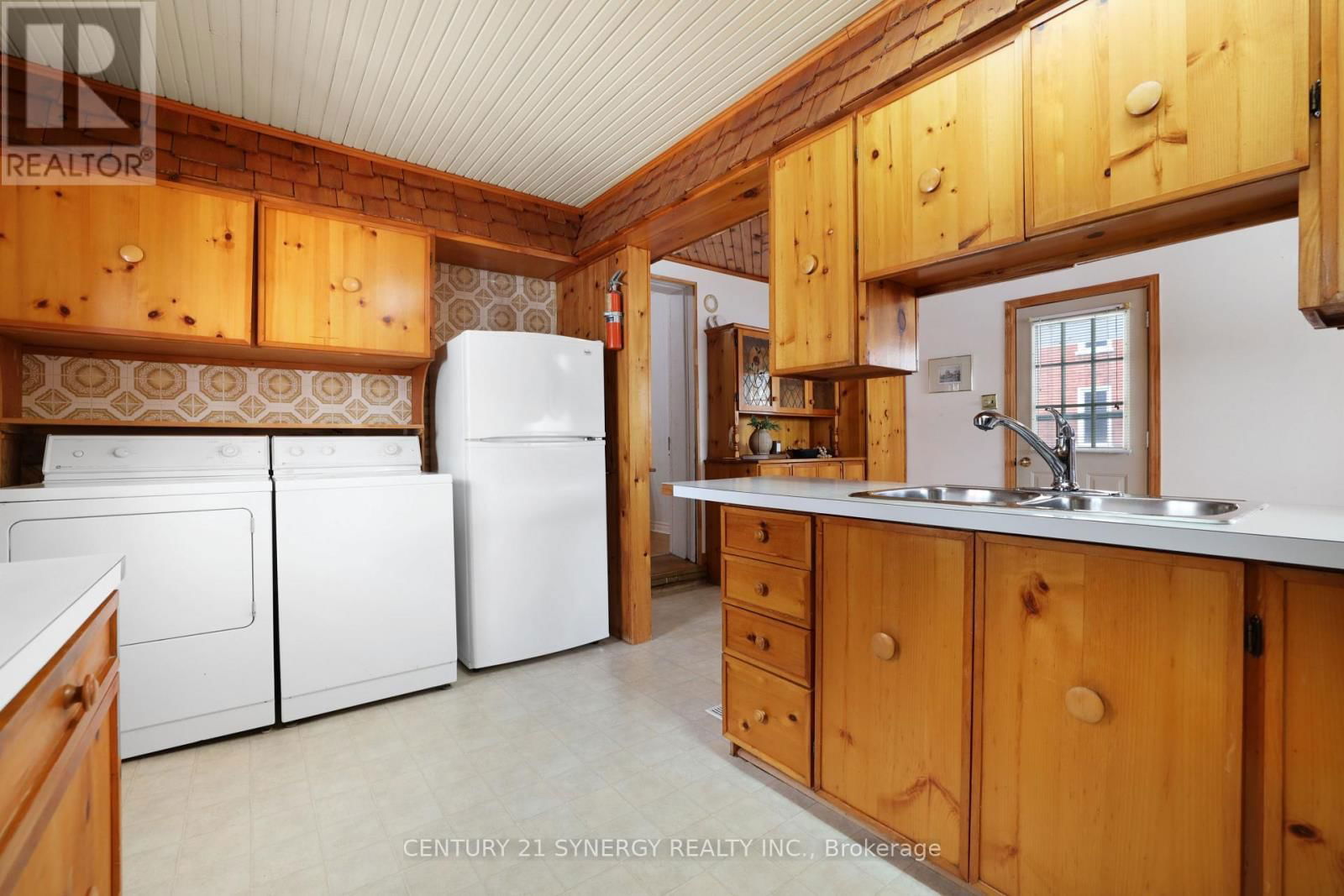 111 BROCKVILLE STREET Image 11