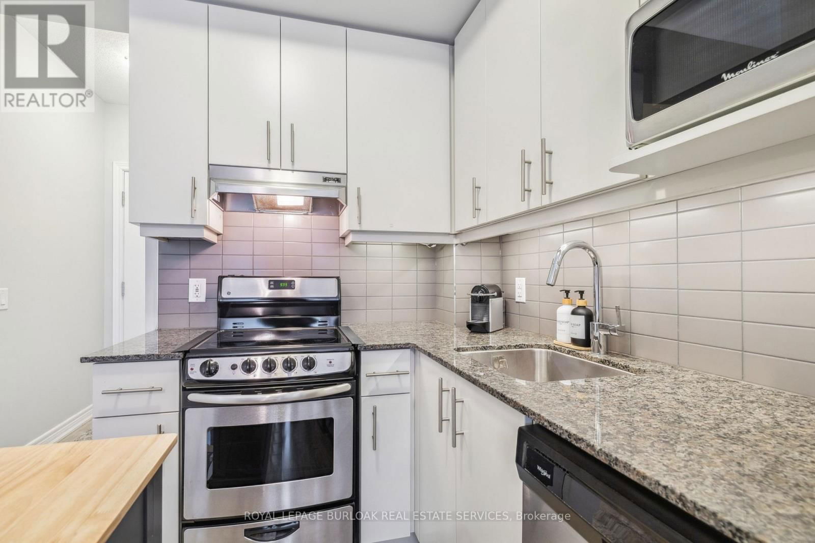 215 - 10 ESPLANADE LANE Image 12
