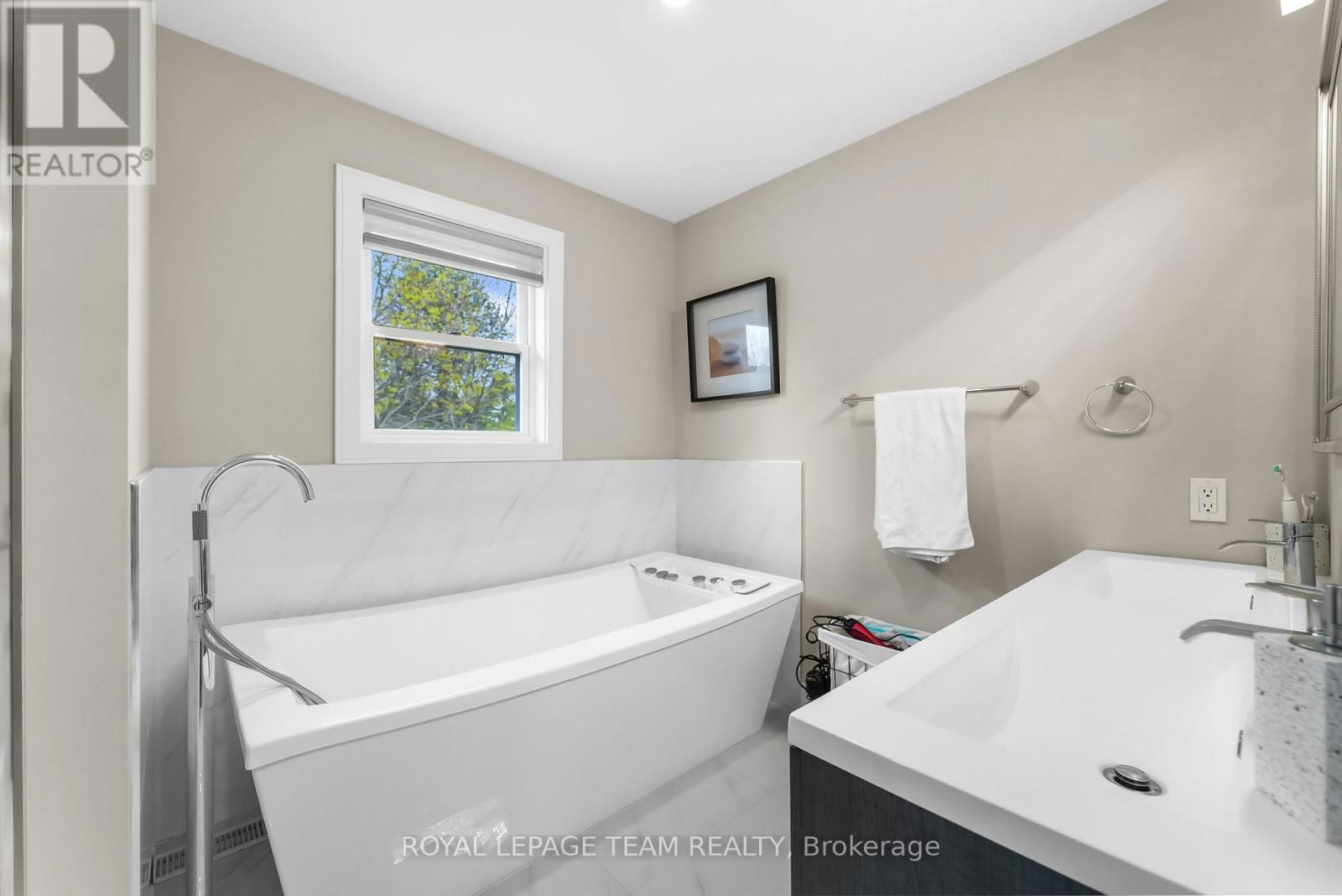 1107 NORMANDY CRESCENT Image 21