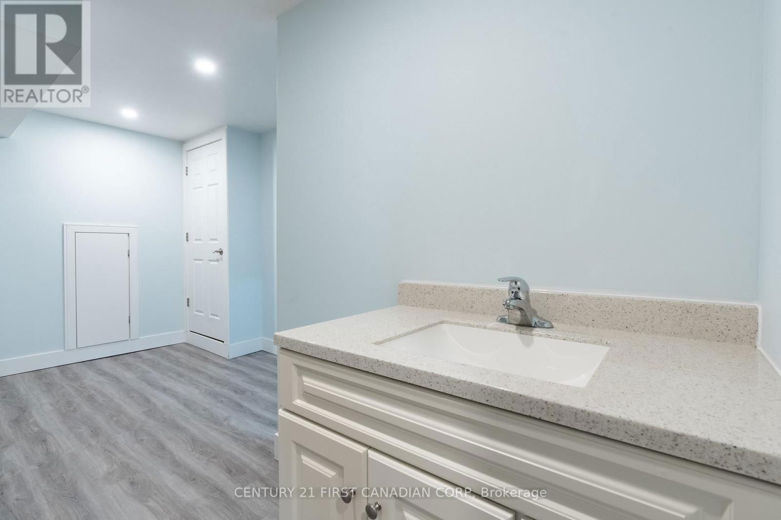 3235 EMILYCARR LANE Image 31