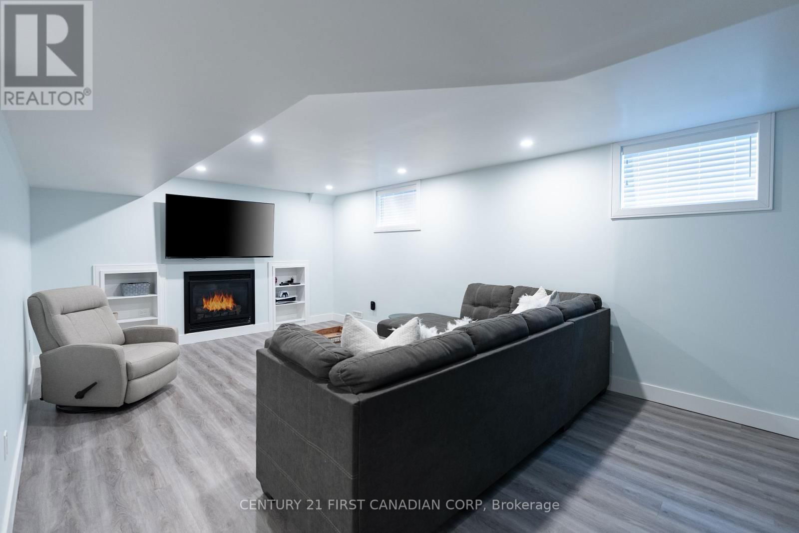 3235 EMILYCARR LANE Image 33