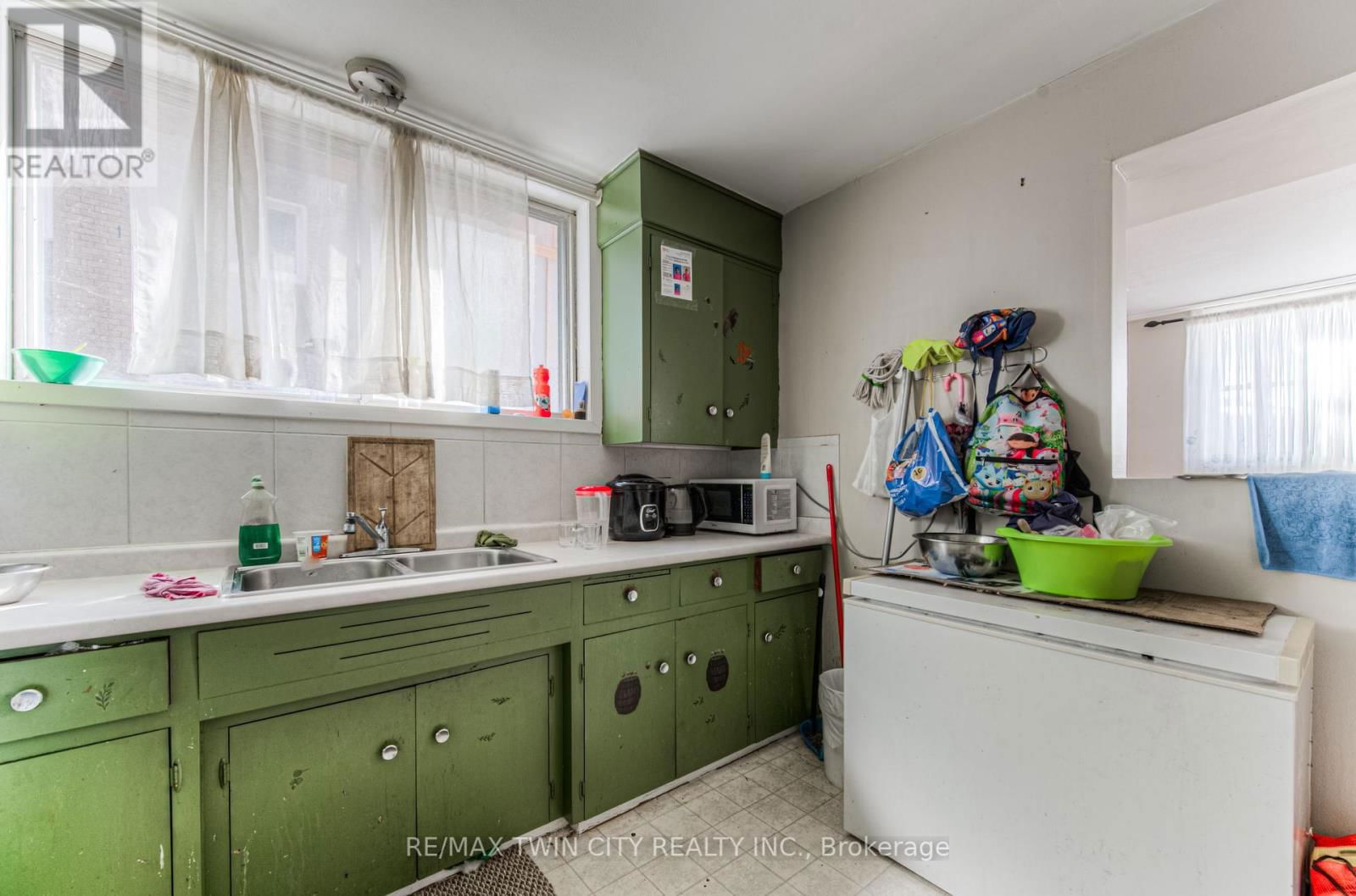 486 HIGHLAND ROAD EAST Image 23
