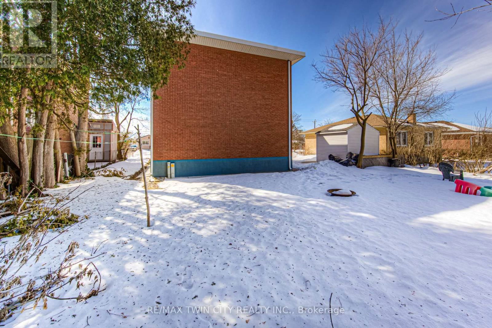 486 HIGHLAND ROAD EAST Image 33