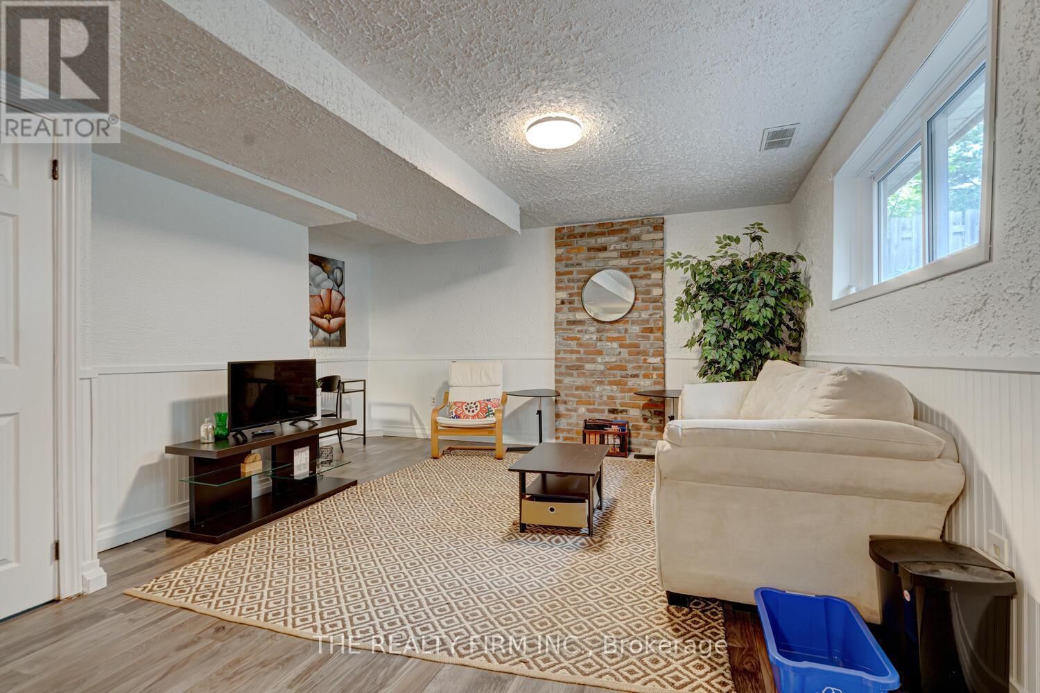 42 BEECHMOUNT CRESCENT Image 21