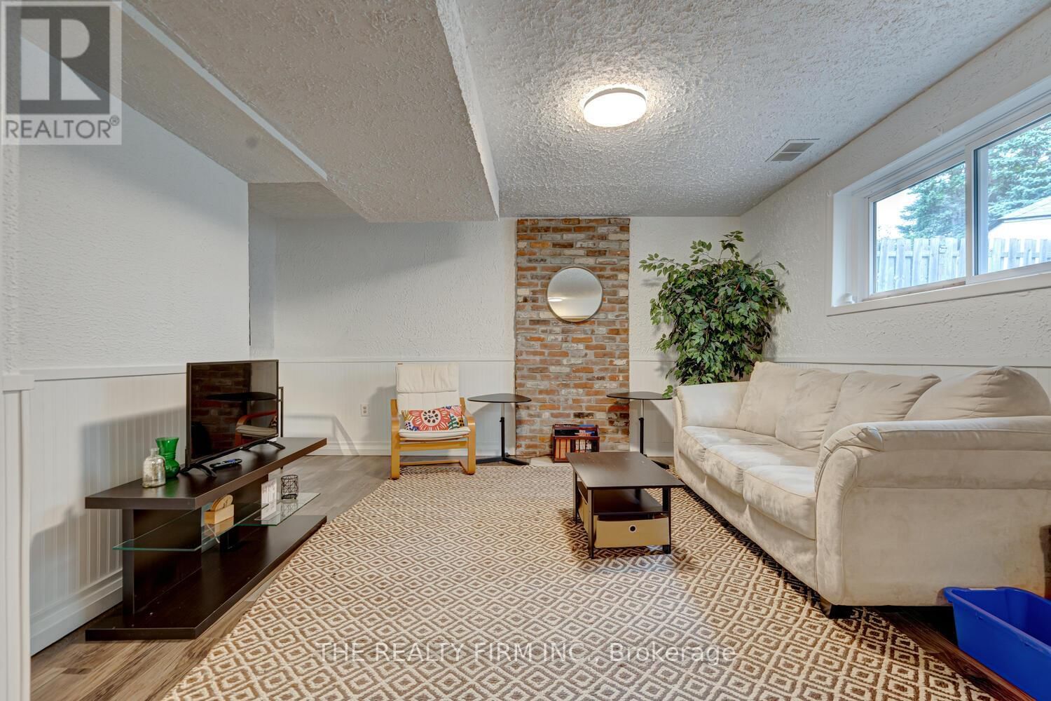 42 BEECHMOUNT CRESCENT Image 22