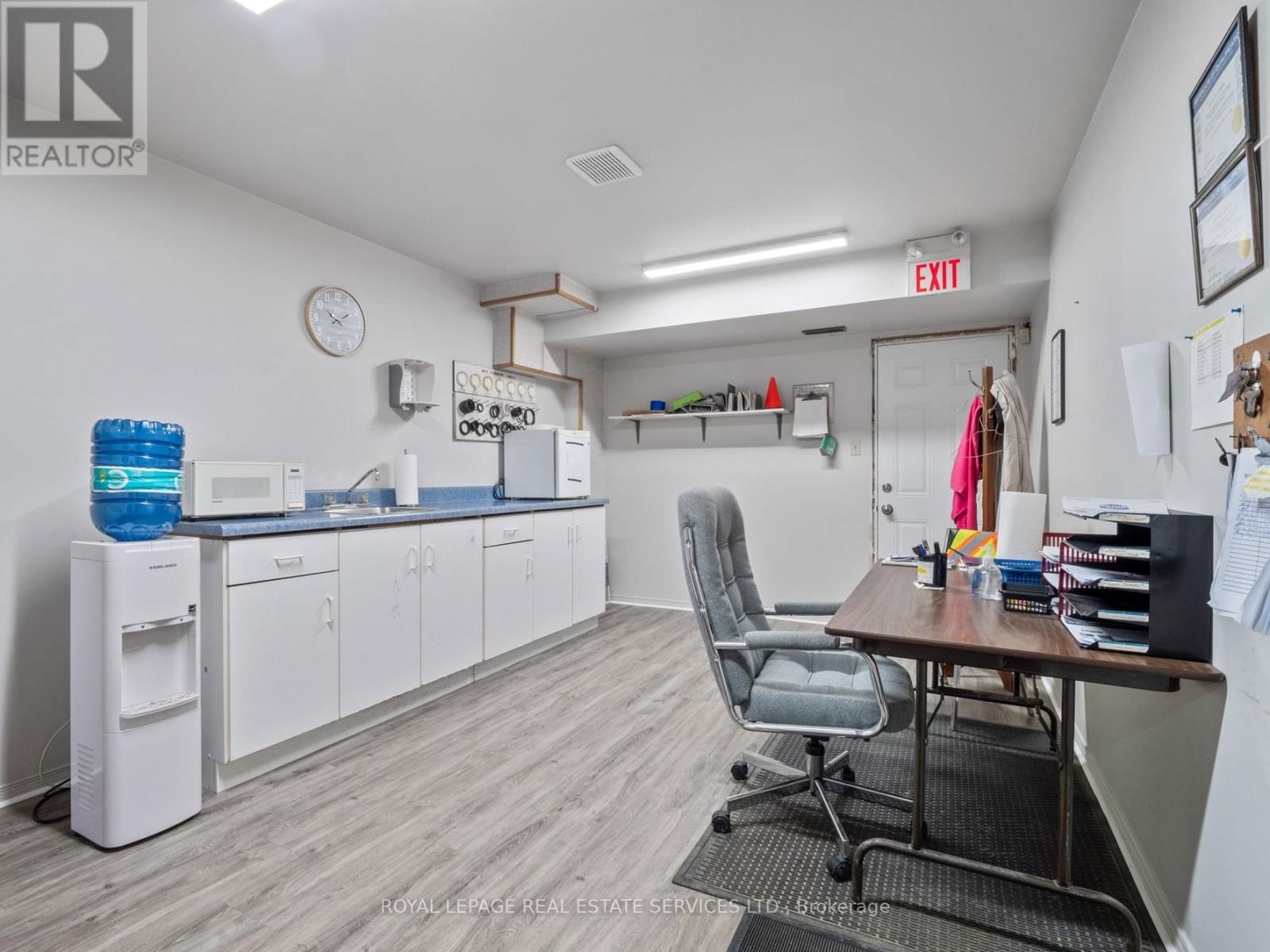 2942 THOMPSON AVENUE Image 20