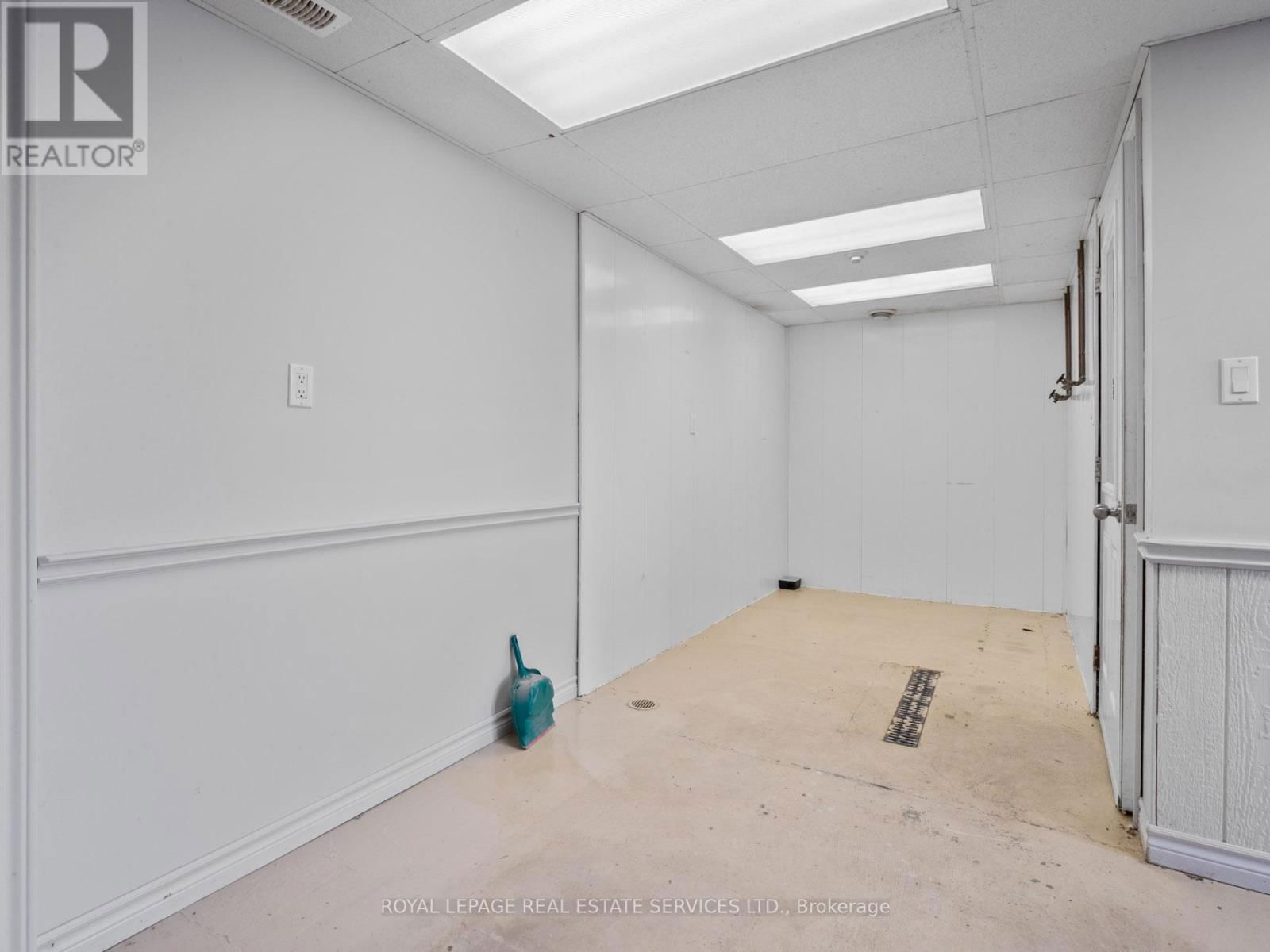 2942 THOMPSON AVENUE Image 28