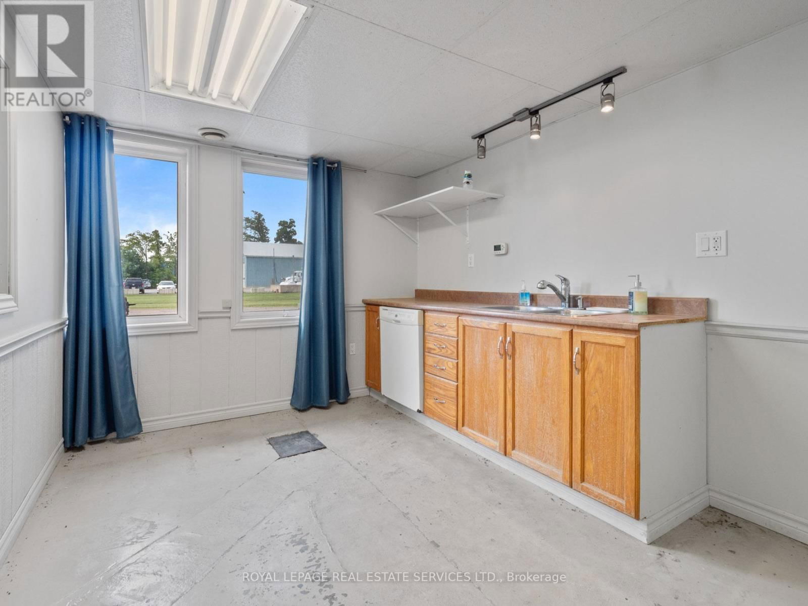 2942 THOMPSON AVENUE Image 29