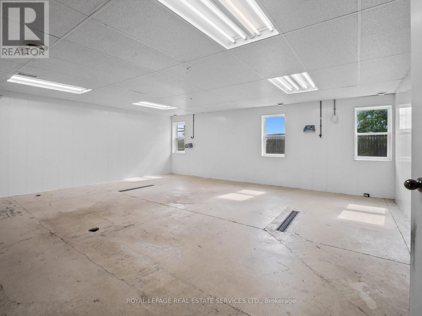 2942 THOMPSON AVENUE Image 31