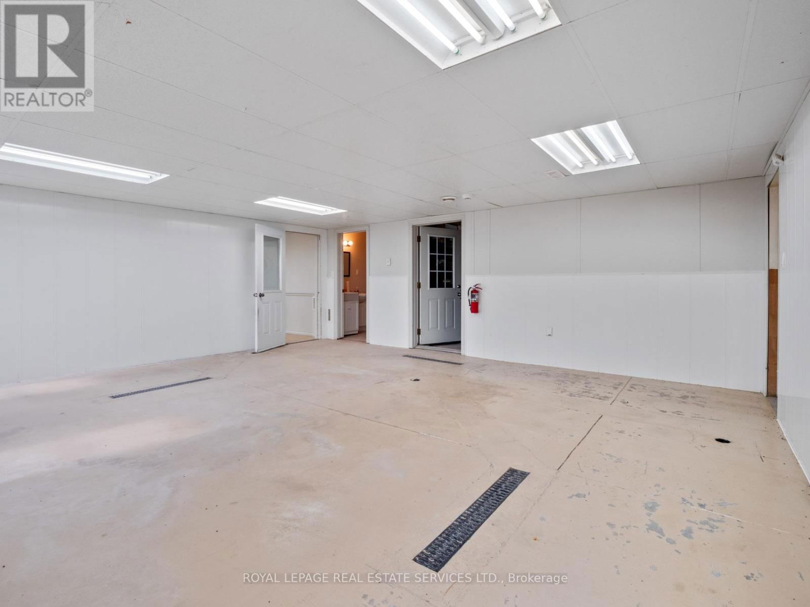 2942 THOMPSON AVENUE Image 32