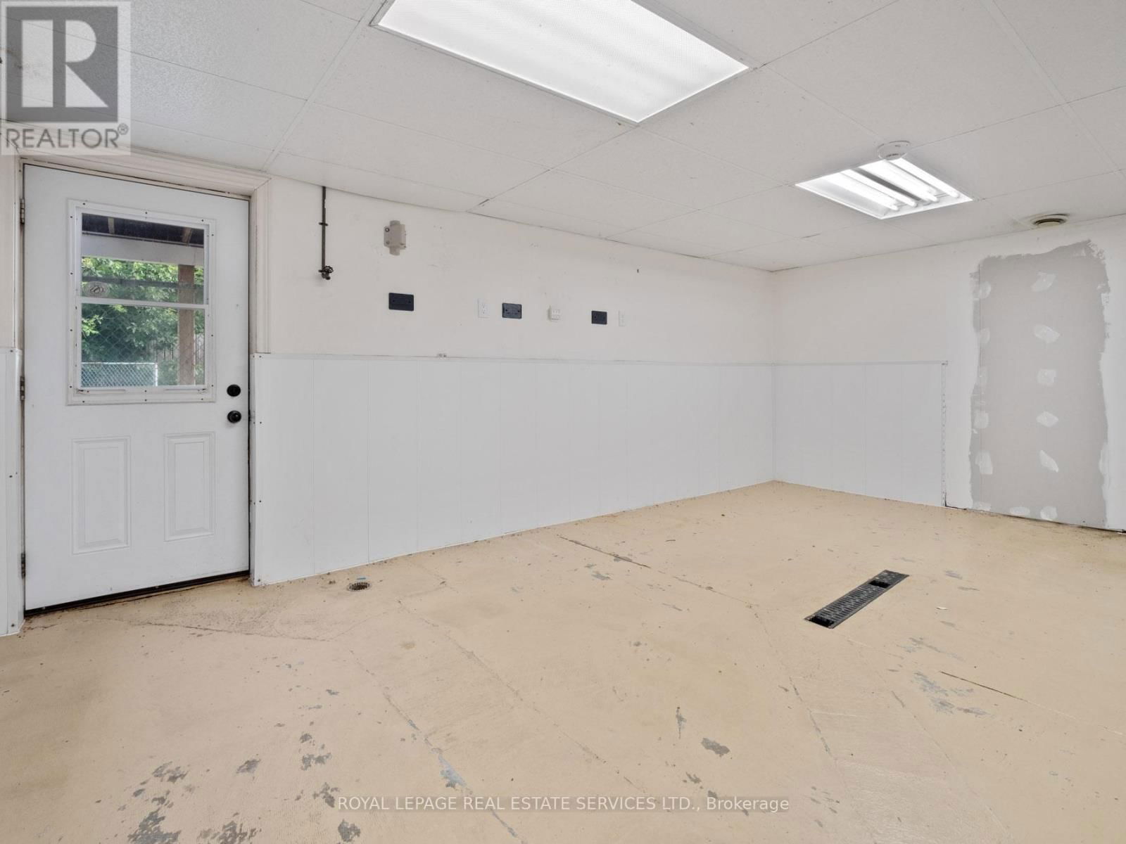 2942 THOMPSON AVENUE Image 33
