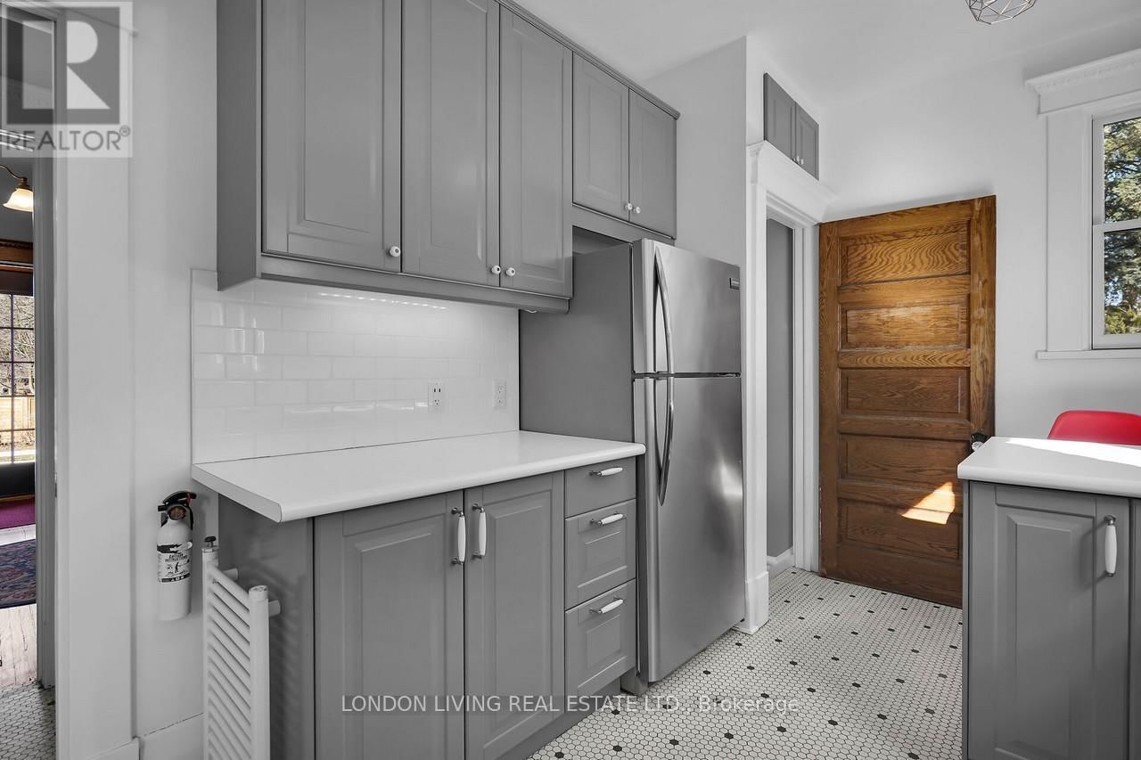 236 RIDOUT STREET SOUTH Image 12